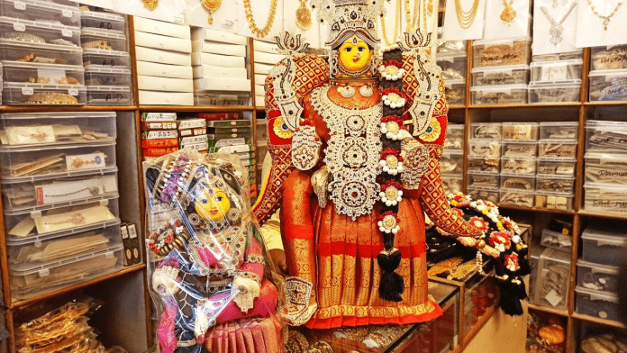 During the Navratri festival, we shop a lot. This time also the Navratri festival will start on September 26 and the preparations for the festival are already in full swing. However, it is said that we should not buy certain things during Navratri. Do you know what things we should not buy during the Navratri festival..? Do you know what items to buy during Navratri?